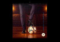 Calciatore che tiene fermo con il piede un pallone da calcio, la copertina del Calendario Verbania Calcio